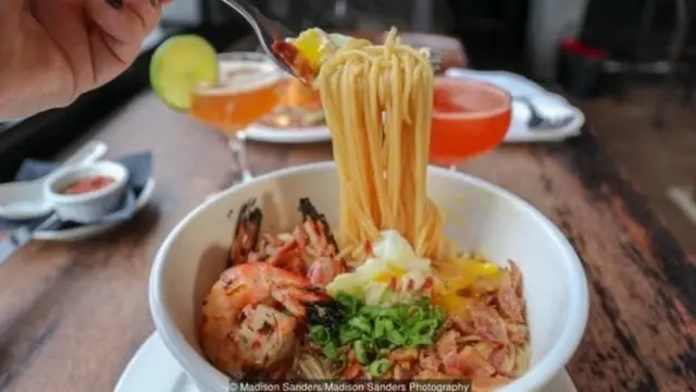 Nhà hàng Meauxbar bắt đầu bán yakamein sau khi một trong những đầu bếp chia sẻ món ăn này do mình làm cho các nhân viên nhà hàng.