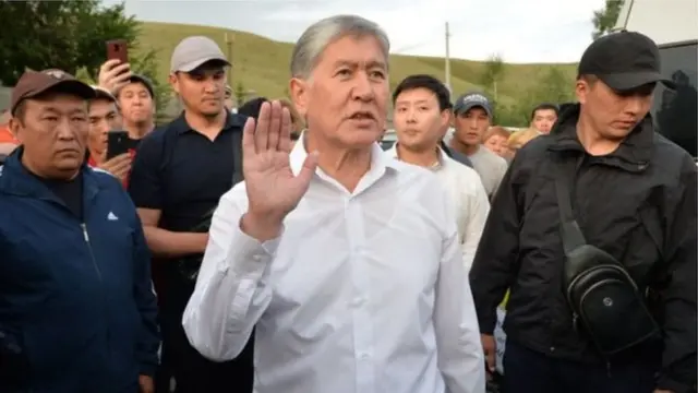 Атамбаев Кой-Таштагы үйүндө жактоочуларынын курчоосунда.