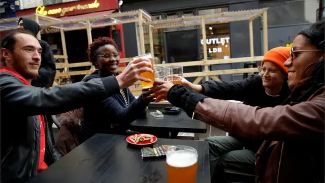 巴黎街頭男女青年