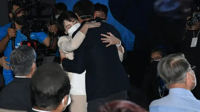 ภรรยาร่วมให้กำลังใจสุชัชวีร์ เมื่อวันเปิดตัวเป็นว่าที่ผู้สมัครผู้ว่าฯ กทม. 13 ธ.ค. 2564