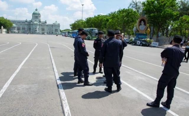 หมุดใหม่ มีตำรวจไทยเฝ้าดู ในขณะที่บีบีซี เดินทางไปทำรายงานข่าว