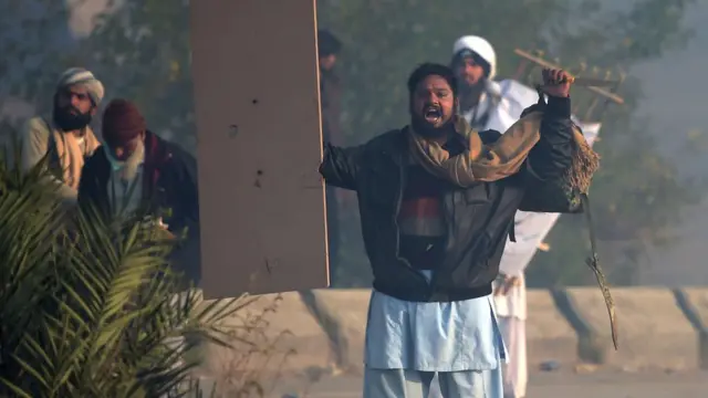 دھرنے میں شامل ایک شخص نعرے لگا رہا ہے