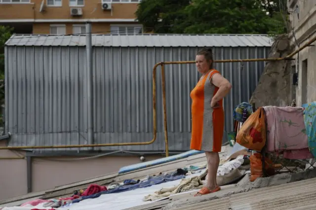 Женщина на крыше (Херсон)