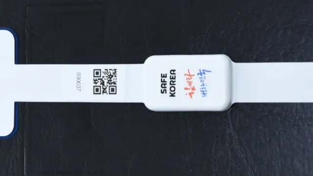 దక్షిణ కొరియాలో రిస్ట్ బ్యాండ్ ధరించిన వ్యక్తులు బయటకొస్తే నేరుగా పోలీసులకు సమాచారం వెళ్లిపోతుంది