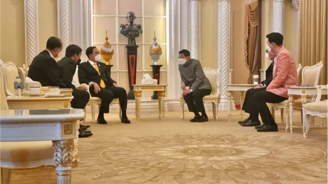 รมว.มหาดไทยนำผู้ว่าฯ กทม. และนายกเมืองพัทยาเข้าพบนายกฯ ก่อนประชุม ศบค.