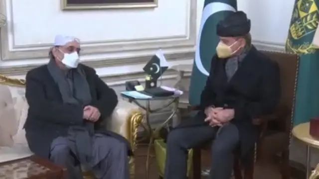 पूर्व राष्ट्रपति आसिफ़ अली ज़रदारी से मुलाक़ात करते पाकिस्तान के प्रधानमंत्री शहबाज़ शरीफ़