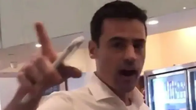 Pantallazo del abogado Aaron Schlossberg que increpó a los trabajadores de un restaurante por hablar español