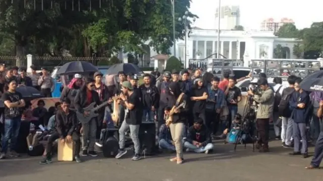 Yang berbeda juga dalam Kamisan ke 477 dan ke 10 tahun ini adalah kehadiran sejumlah pesohor.