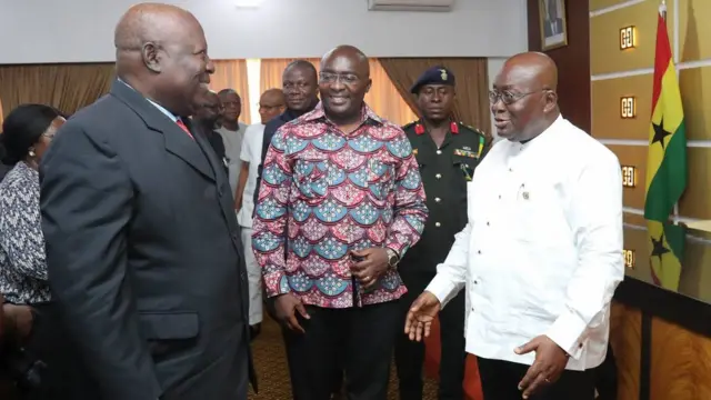 President Akufo-Addo den Martin Amidu dey spy each other dey laugh
