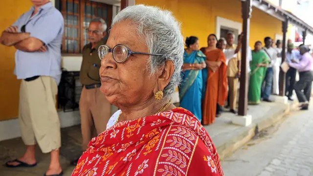 வாக்களிக்க வந்த மூதாட்டி