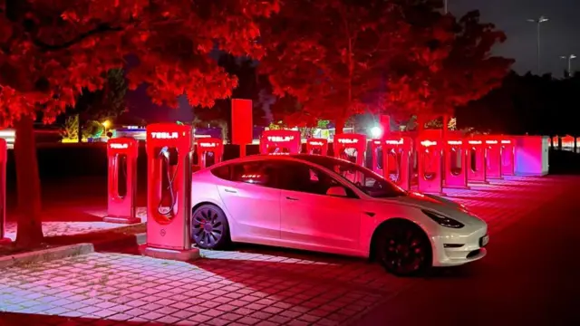 Пуњење на Теслиним пуњачима у Немачкој