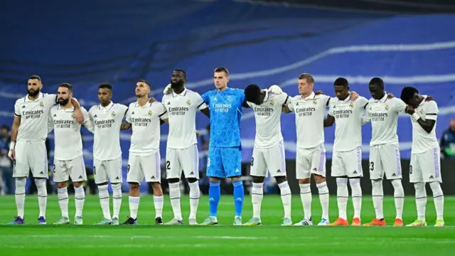 P﻿ara pemain Real Madrid dan Osasuna mengheningkan cipta sebelum bertanding, Minggu (2/10).