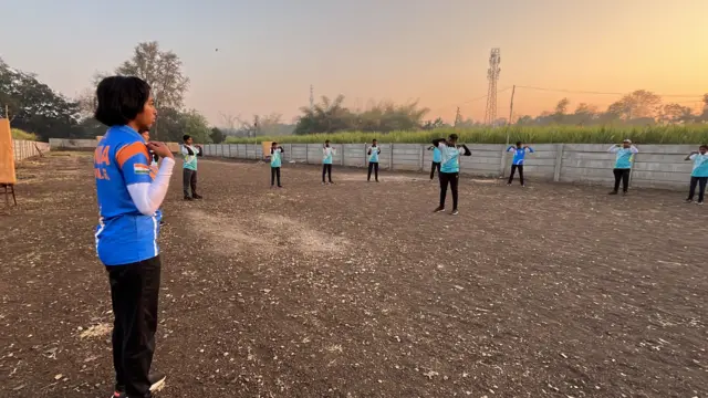 उसाच्या शेतातलं मैदान 