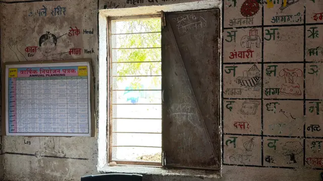 डोनवाडा येथील शाळेतल्या वर्गखोलीतली खिडकी एका बाजूनं पूर्णपणे तुटलेली आहे.