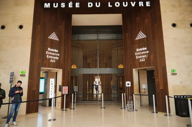 பிரான்ஸ், பாரிஸ், நகை கொள்ளை, லூவர் அருங்காட்சியகம் 