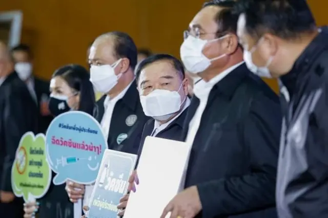 นายกฯ ตรวจเยี่ยมศูนย์ฉีดวัคซีนที่สนามกีฬาไทย-ญี่ปุ่น โดยมีรองนายกฯ, รมว.แรงงาน, รมว.มหาดไทย, ผู้ว่าราชการ กทม. และผู้บริหารสถานพยาบาลในเครือข่ายประกันสังคมเข้าร่วม