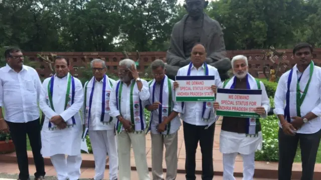 వైఎస్సార్ సీపీ ఎంపీల నిరసన