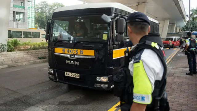 一辆囚车开进中国香港特区西九龙裁判法院（25/6/2024）