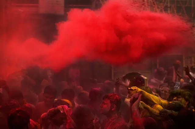 रंगों से सराबोर