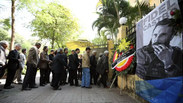 Người dân Hà Nội xếp hàng vào viếng ông Fidel Castro ở Sứ quán Cuba tại Hà Nội ngày 28/11
