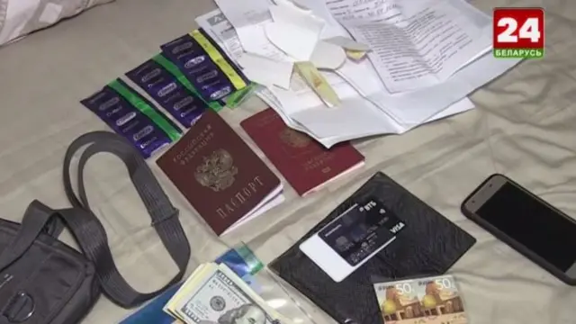 На кадрах білоруського ТБ видно, що у затриманих були паспорти РФ