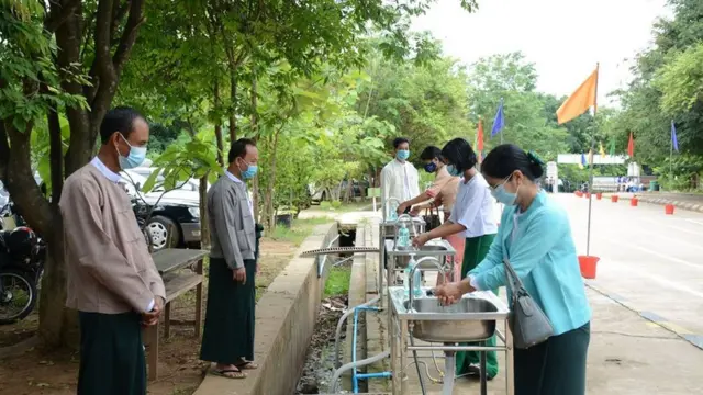 ကျောင်းတွေမှာ လက်ဆေးကန်တွေထားရှိပြီး ကျောင်းသားတွေ ကျောင်းခန်းထဲမဝင်ခင် ကိုယ်ပူချိန်တိုင်းတာ၊ စက္ကန့်နှစ်ဆယ်ကြာလက်ဆေးတာတွေ ပြုလုပ်ရမှာဖြစ်ပါတယ်။