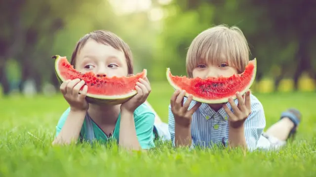 Дети с арбузом