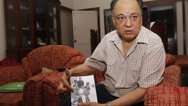 শেখ মুজিবের সঙ্গে নিজের ছবি দেখাচ্ছেন অশোক তারা