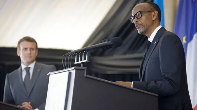 Le président rwandais Paul Kagame (R) et le président français Emmanuel Macron donnent une conférence de presse au palais présidentiel de Kigali, le 27 mai 2021.