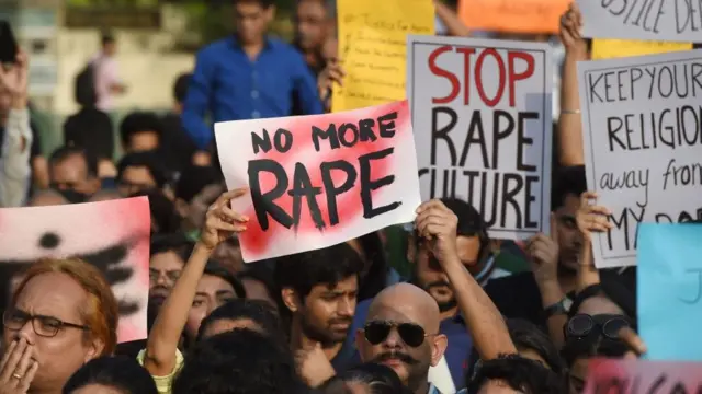 પ્રદર્શન કરતા લોકો