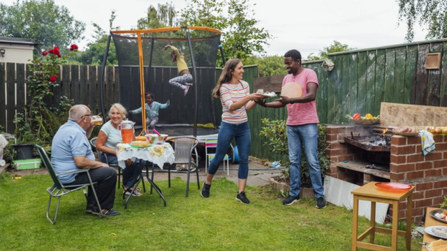 Família se reúne para churrasco em quintal