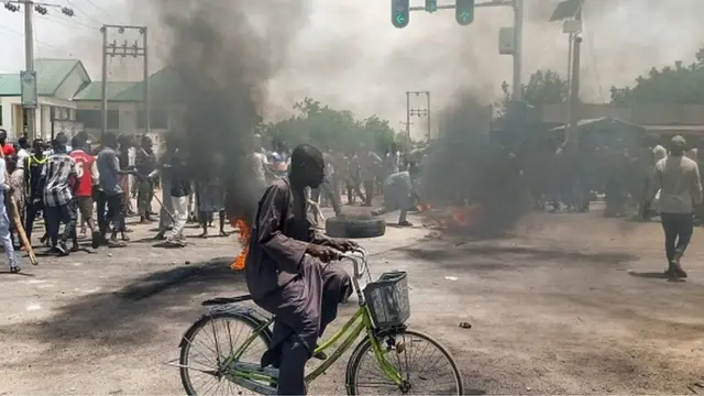 'Yan sintirin sun yi kokarin dakatar da zanga-zangar ta hanyar wurga wa masu zanga-zangar sanduna tare da kama gwammai.