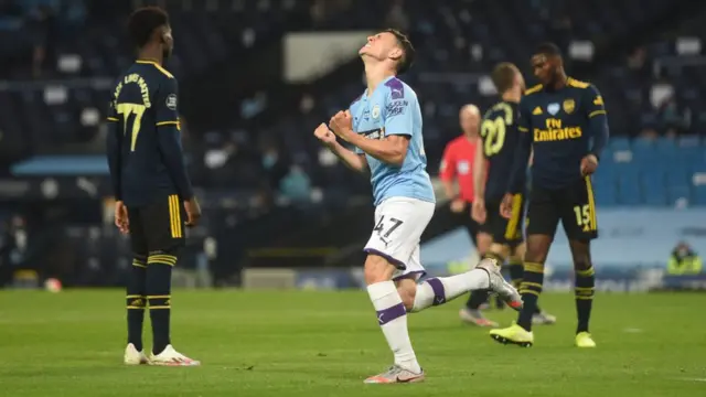 Folden n ṣajọyọ lẹyin to gba bọọlu si awọn arsenal