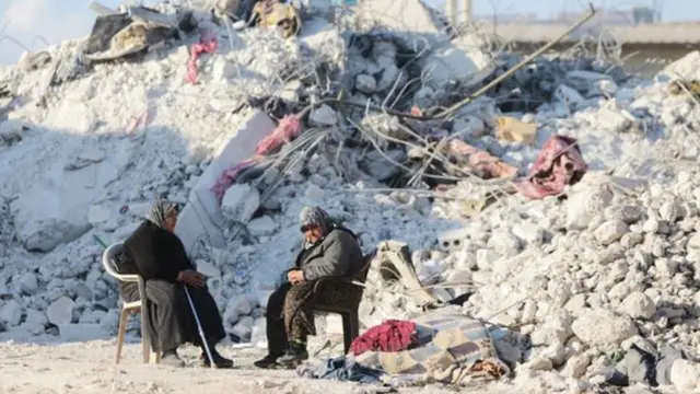 سيدتان سوريتان أمام مباني مدمّرة إثر وقوع الزلزال