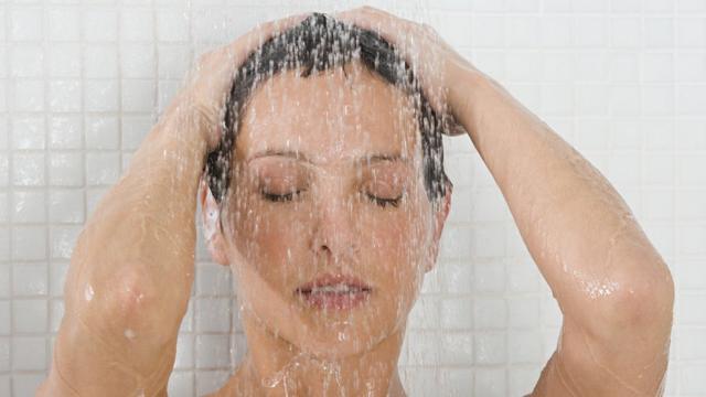 Una mujer duchándose