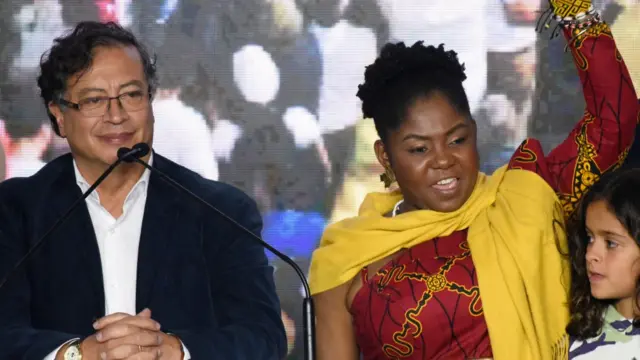 Francia Márquez junto a Gustavo Petro tras los resultados de la primera vuelta de las elecciones.