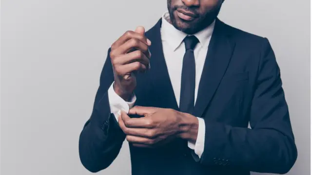 Hombre vestido elegante.