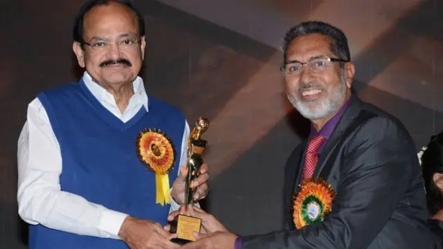 વૈંકેયા નાયડુના હસ્તે સાદિકનૂર પઠાણનું સન્માન