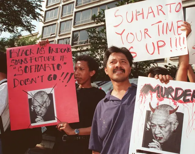 এমনকী বিদেশেও ইন্দোনেশীয় দূতাবাসগুলোর সামনে ব্যাপক বিক্ষোভ হয়। আমেরিকায় ইন্দোনেশীয় দূতাবাসের সামনে বিক্ষোভ মে ১৯৯৮।