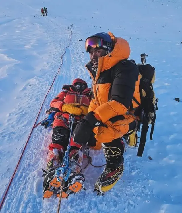सन् २०२२ मा लाक्पाको टोलीले ८२ सय मिटर उचाईबाट एक जना आरोहीको सुरक्षित उद्धार गर्दाको क्षण