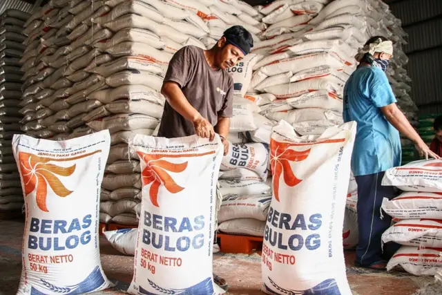 Pekerja di gudang Bulog.