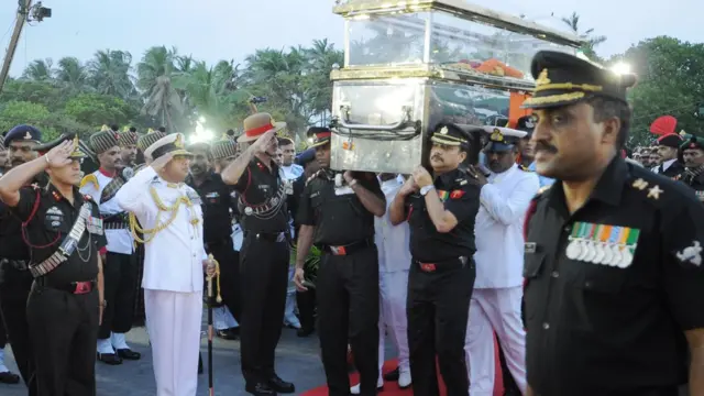 ஜெயலலிதா உடலுக்கு ராணுவ மரியாதை வழங்கப்படும் காட்சி.