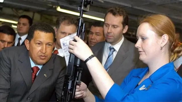 Mnamo mwaka wa 2006, Rais wa wakati huo wa Venezuela Hugo Chávez alitembelea kiwanda cha Kalashnikov nchini Urusi ili kujifunza kuhusu uzalishaji wake