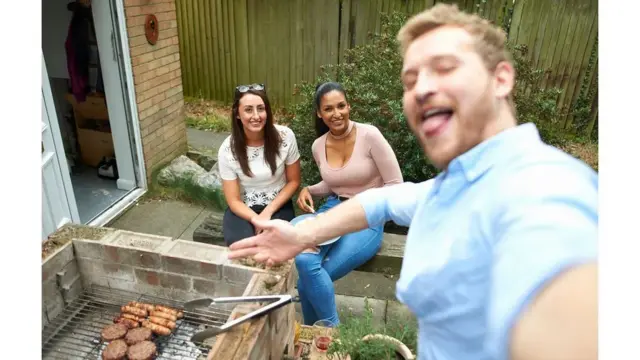 Kebijakan seperti pembatasan pilihan atau jatah karbon pribadi mungkin terdengar radikal, namun telah diuji coba di sejumlah negara.