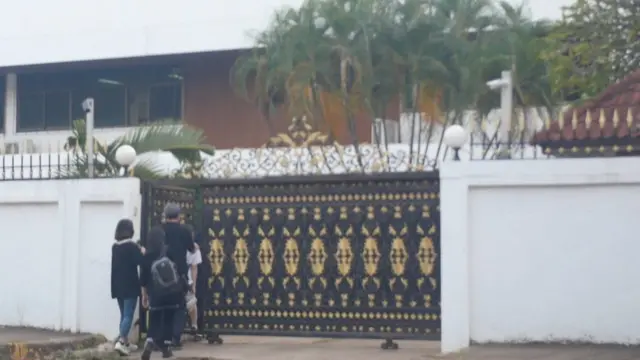 Mira ve Jiyun Güney Kore elçiliğinin kapısında