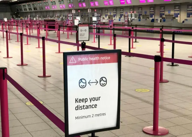Правила социального дистанцирования работают и в аэропортах