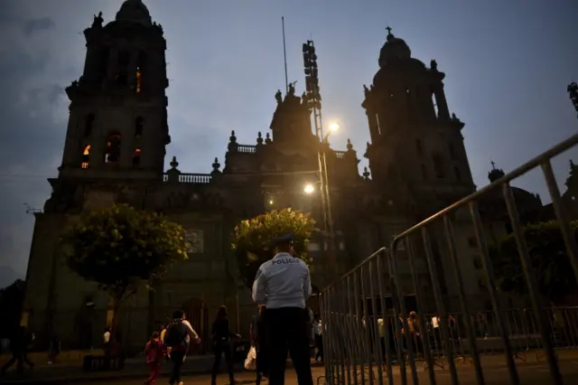 Ciudad de México aporta el 24,4% del Producto Interno Bruto (PIB), confluyen todas las rutas de ferrocarril, además que tiene comunicación carretera con todas las regiones de México.