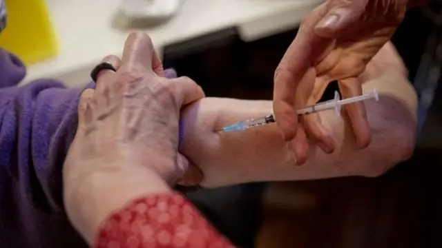 पाकिस्तान अभी तक वैक्सीन की ख़रीददारी का समझौता क्यों नहीं कर पाया?