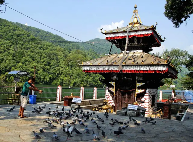 फेवातालको बीचमा रहेको तालबाराही मन्दिर