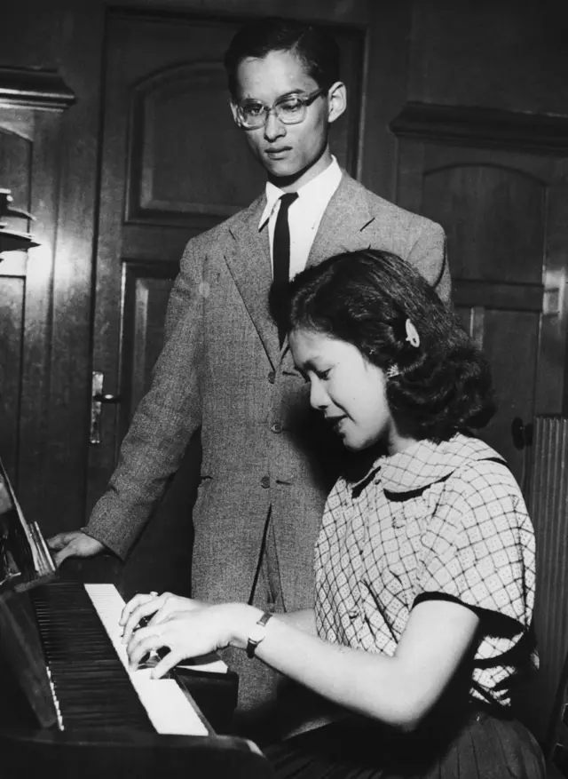 ภาพ รูป ราชินี ในหลวง พระบรมราชชนนีพันปีหลวง สมเด็จพระนางเจ้าสิริกิติ์